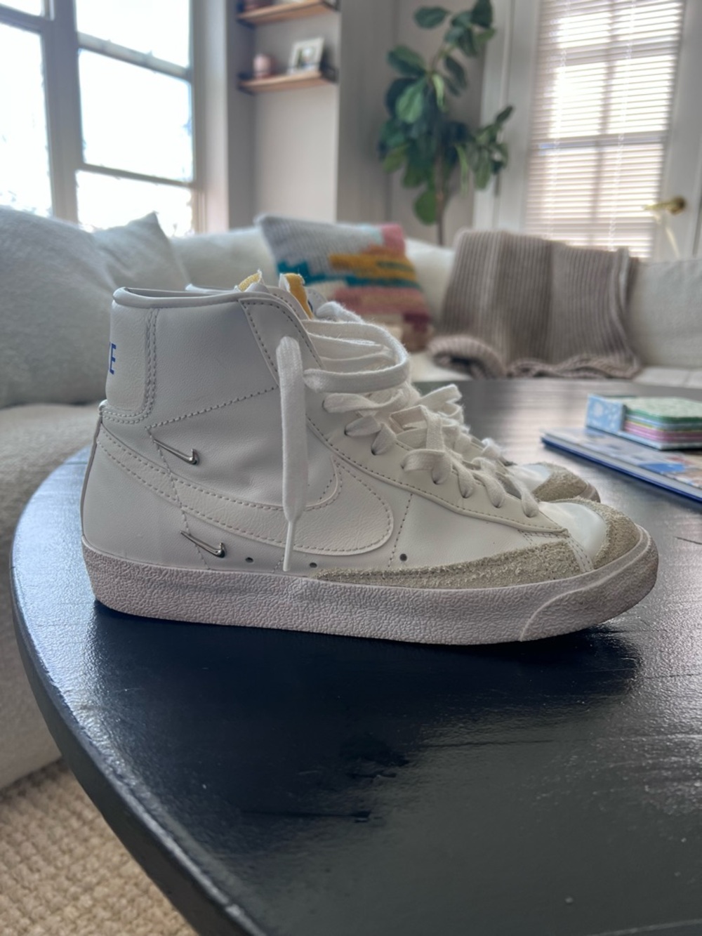 Nike Blazer Mid '77 SE Women's White Metallic Silver Sneaker - Picture 2 of 8